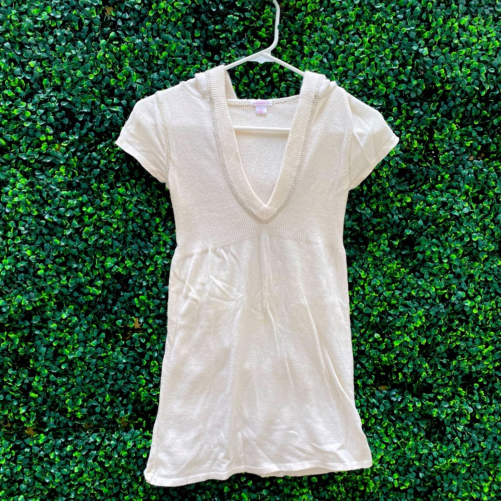 Short-sleeve hooded sweater. Cut flattering on chest and forgiving to stomach.